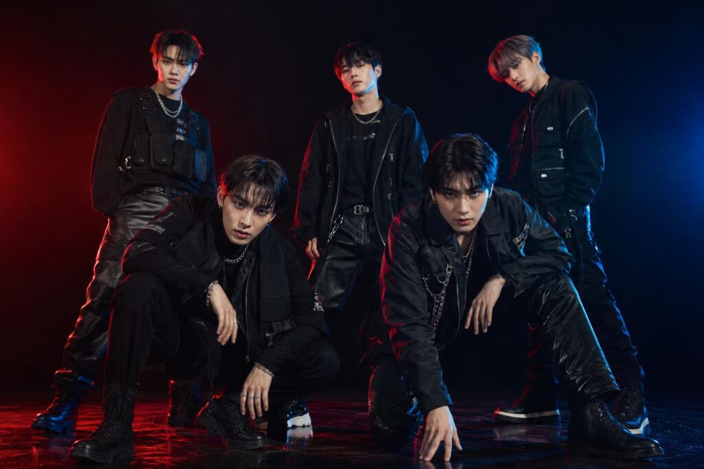 Lima anggota grup K-pop tampil dalam konsep hip-hop dengan busana dominan hitam dan pencahayaan dramatis