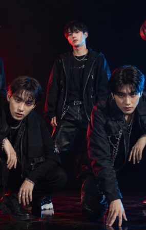 Lima anggota grup K-pop tampil dalam konsep hip-hop dengan busana dominan hitam dan pencahayaan dramatis