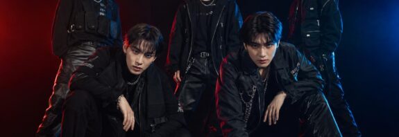 Lima anggota grup K-pop tampil dalam konsep hip-hop dengan busana dominan hitam dan pencahayaan dramatis