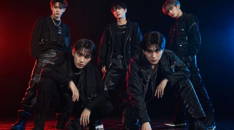 Lima anggota grup K-pop tampil dalam konsep hip-hop dengan busana dominan hitam dan pencahayaan dramatis