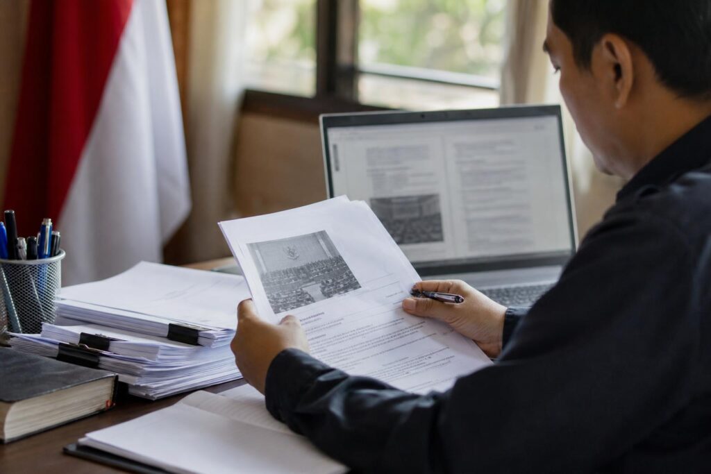 Warga memeriksa agenda sidang, risalah rapat, dan dokumen legislasi di atas meja