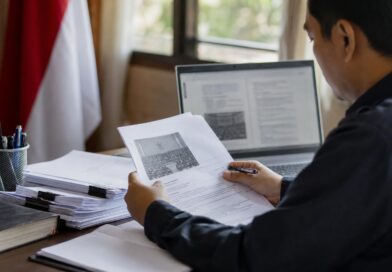 Warga memeriksa agenda sidang, risalah rapat, dan dokumen legislasi di atas meja