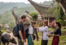 Wisatawan berinteraksi dengan warga di lingkungan desa wisata yang asri dan bersih