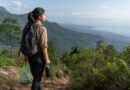 Wisatawan membawa botol minum guna ulang dan kantong sampah di jalur wisata alam