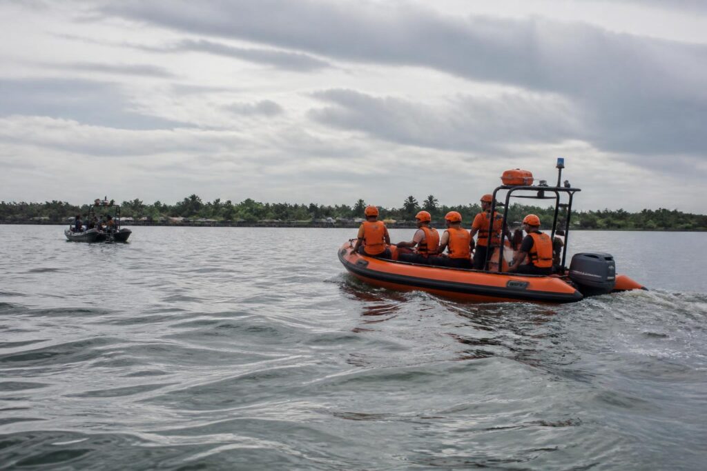 Perahu tim SAR menyusuri perairan pesisir Sukamara dalam operasi pencarian korban kapal