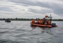 Perahu tim SAR menyusuri perairan pesisir Sukamara dalam operasi pencarian korban kapal