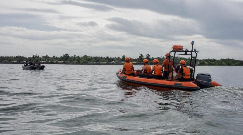 Perahu tim SAR menyusuri perairan pesisir Sukamara dalam operasi pencarian korban kapal