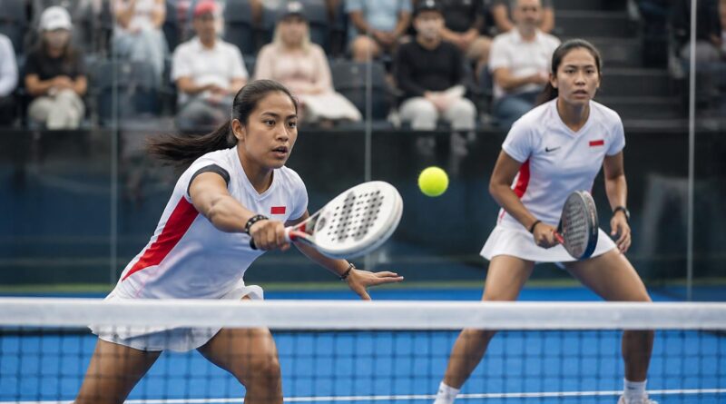 Dua atlet padel putri Indonesia bertanding di lapangan dalam ajang olahraga Asia