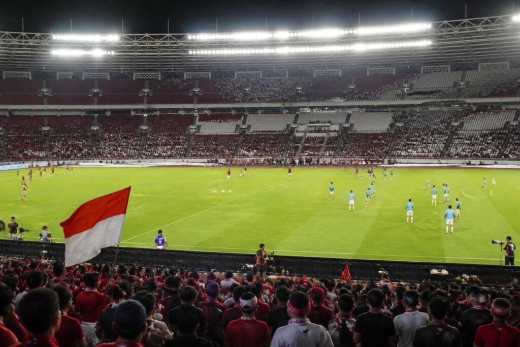 Suasana stadion dan lapangan menjelang pertandingan sepak bola Indonesia melawan Malaysia di Jakarta