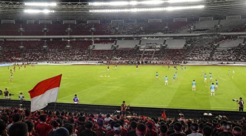 Suasana stadion dan lapangan menjelang pertandingan sepak bola Indonesia melawan Malaysia di Jakarta