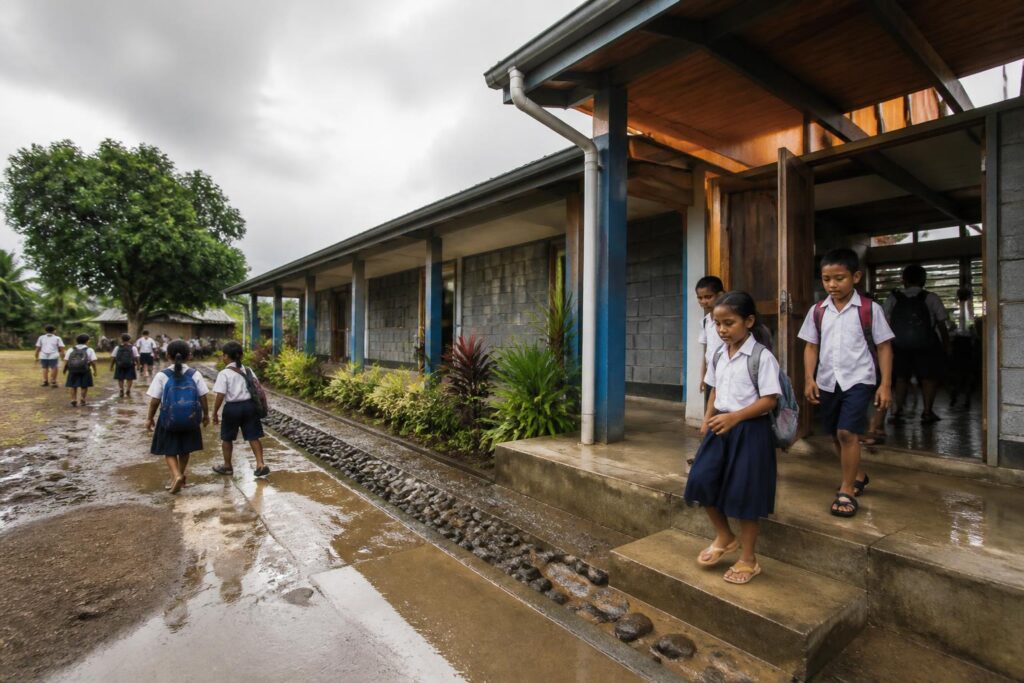 Guru dan siswa kembali belajar di sekolah yang aman setelah hujan lebat dengan infrastruktur tahan bencana
