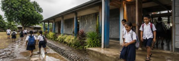 Guru dan siswa kembali belajar di sekolah yang aman setelah hujan lebat dengan infrastruktur tahan bencana