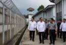 Petugas melakukan pemeriksaan di area luar sebuah lembaga pemasyarakatan di Bogor