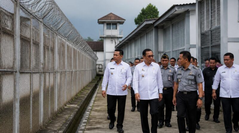 Petugas melakukan pemeriksaan di area luar sebuah lembaga pemasyarakatan di Bogor