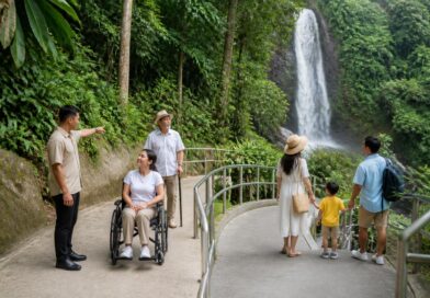 Wisatawan pengguna kursi roda dan keluarga menikmati destinasi alam dengan jalur landai dan akses yang aman