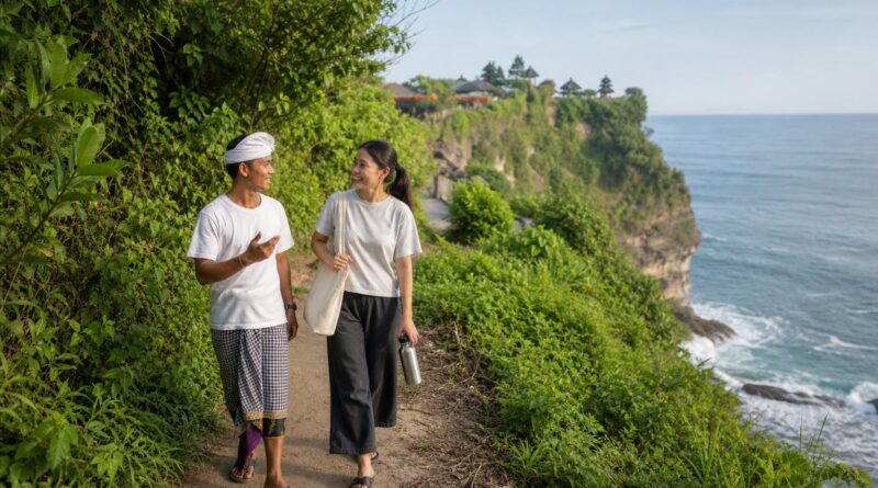 Wisatawan berjalan bersama pemandu lokal di jalur pesisir sambil membawa botol minum pakai ulang