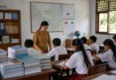 Guru mengajar siswa di ruang kelas Indonesia sebagai ilustrasi pembahasan tata kelola dan rekrutmen guru