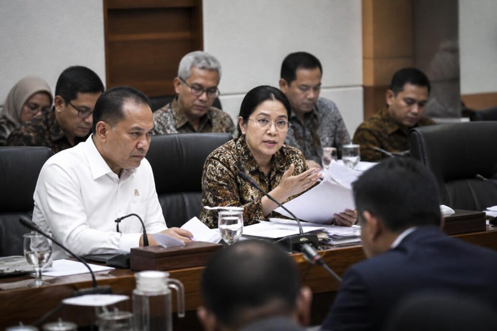 Pertemuan pemerintah dan DPR membahas rancangan undang-undang ketenagakerjaan di ruang rapat