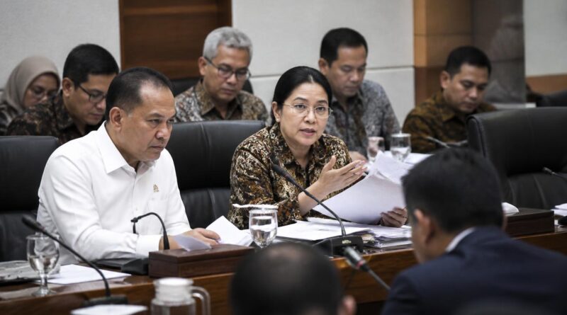 Pertemuan pemerintah dan DPR membahas rancangan undang-undang ketenagakerjaan di ruang rapat
