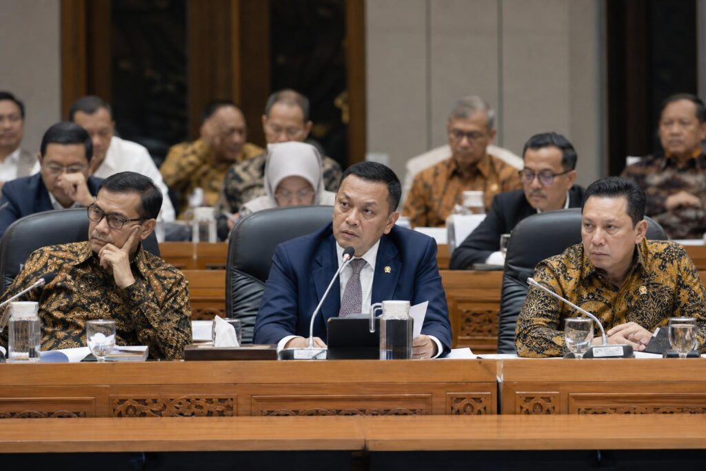 Rapat pembahasan antara anggota DPR dan pemerintah mengenai rancangan tata kelola data nasional