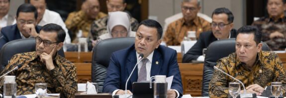 Rapat pembahasan antara anggota DPR dan pemerintah mengenai rancangan tata kelola data nasional