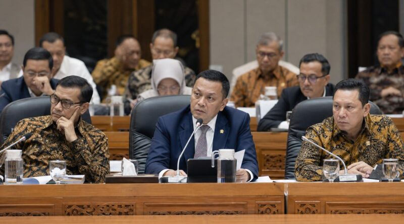 Rapat pembahasan antara anggota DPR dan pemerintah mengenai rancangan tata kelola data nasional