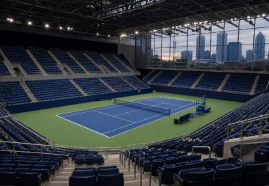 Lapangan tenis di dalam arena modern yang disiapkan untuk turnamen tenis putri di Charlotte