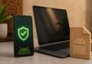 Ponsel Android dan laptop dengan simbol perisai keamanan yang menggambarkan pemeriksaan identitas pengembang aplikasi