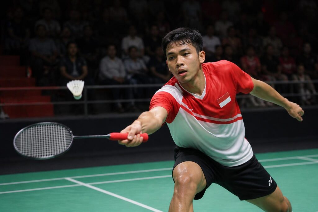 Pebulu tangkis Indonesia bertanding dalam laga tunggal putra di arena indoor