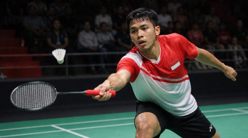 Pebulu tangkis Indonesia bertanding dalam laga tunggal putra di arena indoor