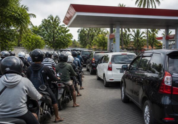 Antrean kendaraan memanjang di sekitar SPBU di Bali dan mengganggu arus lalu lintas
