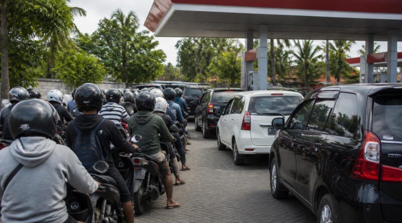 Antrean kendaraan memanjang di sekitar SPBU di Bali dan mengganggu arus lalu lintas
