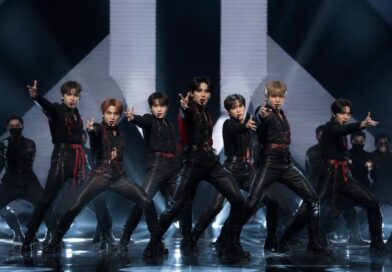 Penampilan kelompok idola K-pop dengan penari latar dalam koreografi berskala besar dan pencahayaan intens