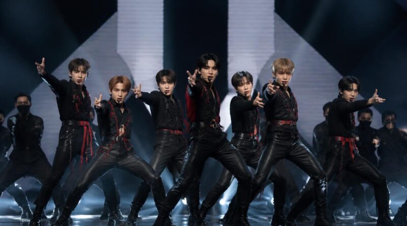 Penampilan kelompok idola K-pop dengan penari latar dalam koreografi berskala besar dan pencahayaan intens