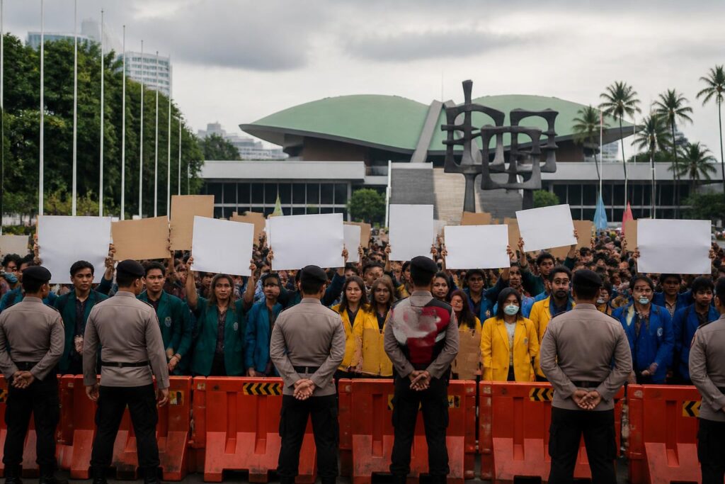Massa mahasiswa mengikuti aksi pendidikan di depan kompleks parlemen dengan pengamanan dan pengaturan lalu lintas