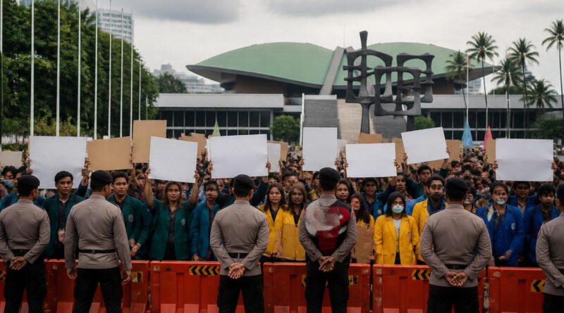 Massa mahasiswa mengikuti aksi pendidikan di depan kompleks parlemen dengan pengamanan dan pengaturan lalu lintas