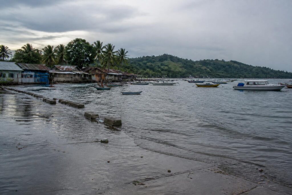Air laut pasang mendekati permukiman dan area pelabuhan di pesisir Nusa Tenggara Timur