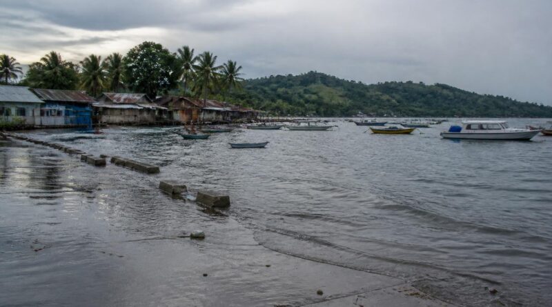 Air laut pasang mendekati permukiman dan area pelabuhan di pesisir Nusa Tenggara Timur