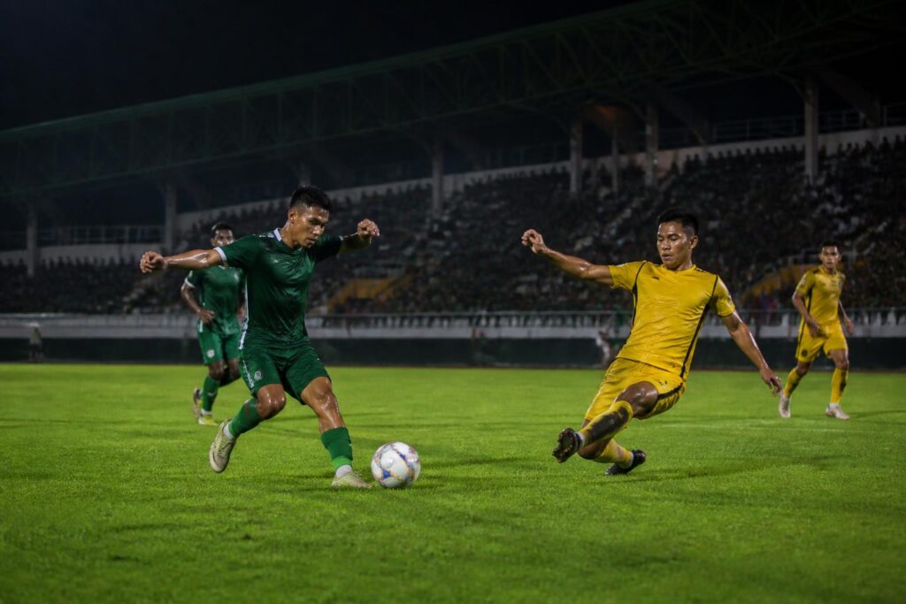 Pemain Borneo FC dan Yangon United bertanding di lapangan Stadion Segiri, Samarinda.