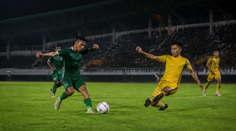 Pemain Borneo FC dan Yangon United bertanding di lapangan Stadion Segiri, Samarinda.