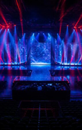 Panggung konser di Dallas dengan pencahayaan biru dan merah untuk pembukaan tur musik internasional