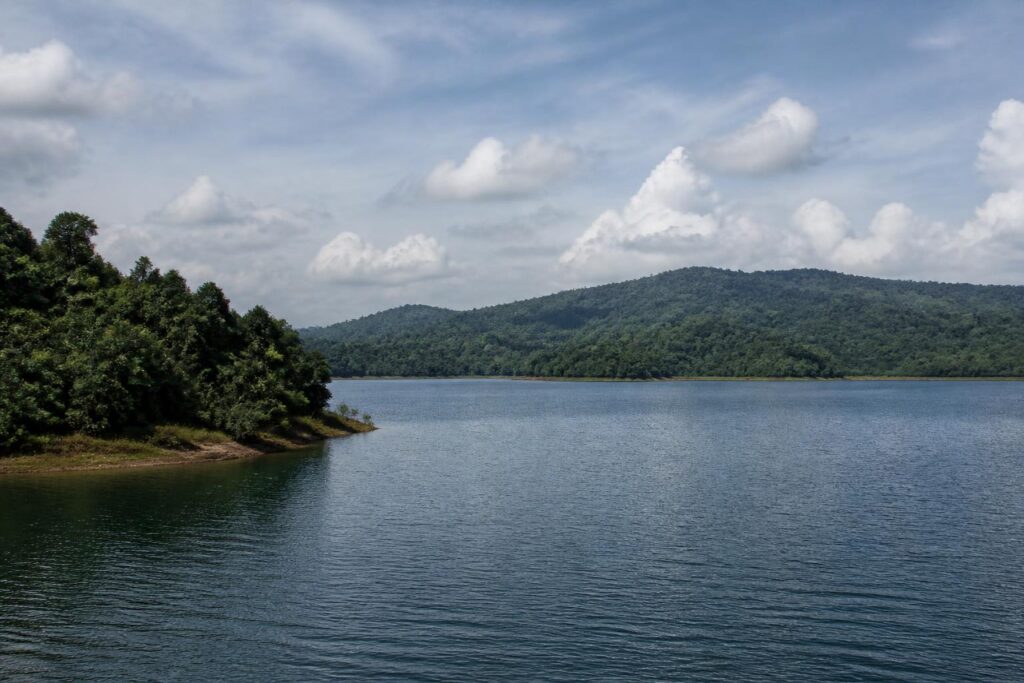 Waduk dan kawasan tangkapan air Batam di bawah langit dengan awan tipis