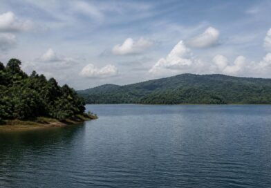 Waduk dan kawasan tangkapan air Batam di bawah langit dengan awan tipis