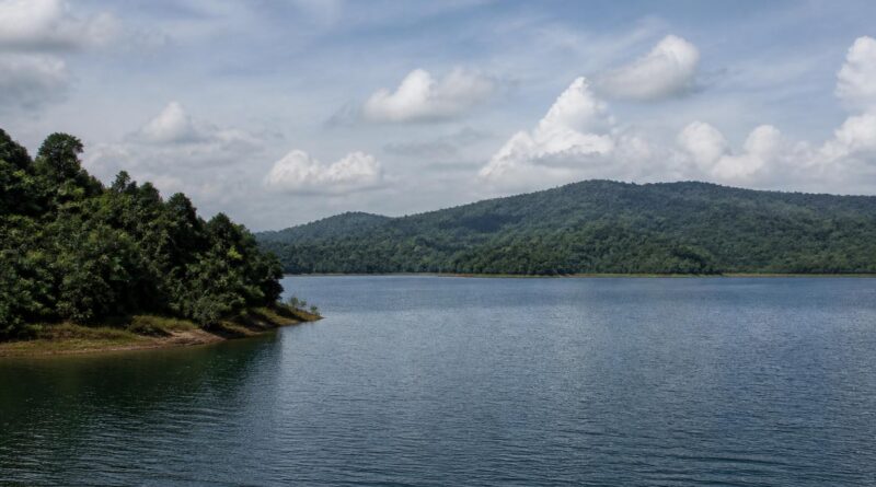 Waduk dan kawasan tangkapan air Batam di bawah langit dengan awan tipis