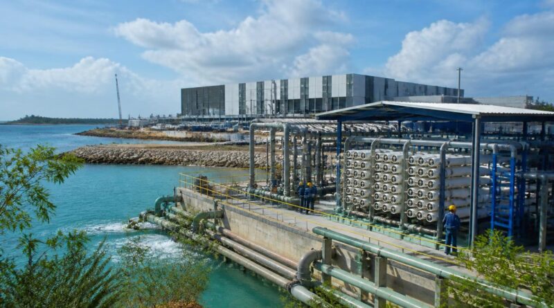 Fasilitas desalinasi air laut di kawasan pesisir industri Batam dengan area pengembangan pusat data di latar belakang