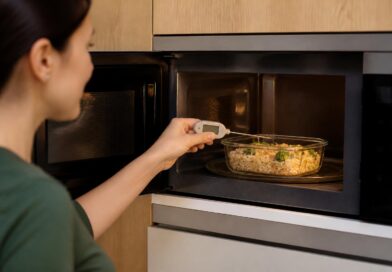 Wadah makanan sisa dipanaskan di dapur dengan termometer makanan untuk memeriksa suhu internal