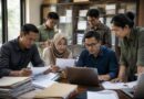 Warga meninjau dokumen pengadaan pemerintah menggunakan laptop dan berkas cetak