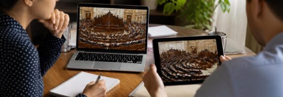 Warga memantau dokumentasi rapat parlemen melalui perangkat digital dan mencatat dokumen persidangan