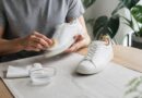 Sneakers dibersihkan dengan sikat lembut dan larutan pembersih ringan di atas meja