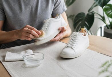 Sneakers dibersihkan dengan sikat lembut dan larutan pembersih ringan di atas meja